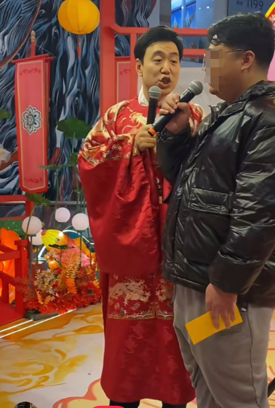 谢萌扮演财神派发红包。视频截图