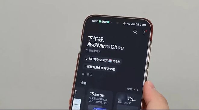 老外评了个“最该消失的手机设计”,看完我深深共情了