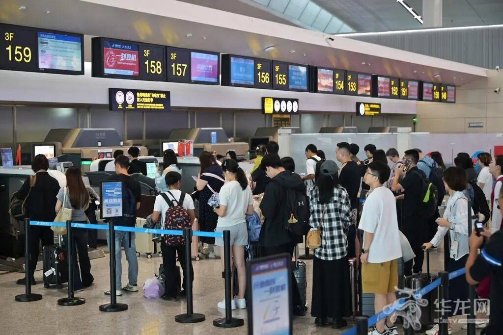 出行旅客办理值机手续。第1眼TV-华龙网记者 李一鸣 摄