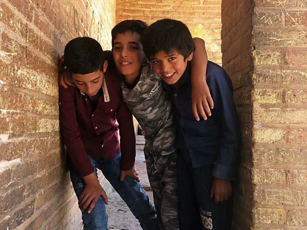 伊斯法罕儿童。想到前几天美军误炸小学,我看着这张照片,落下了眼泪