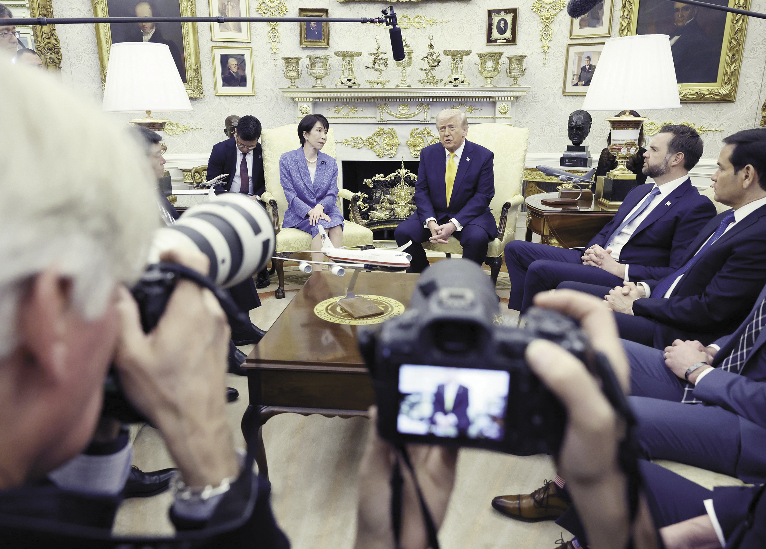 美国总统特朗普19日在白宫与日本首相高市早苗举行会晤。在共同会见记者时，特朗普将美国袭击伊朗与日本在二战期间偷袭珍珠港相提并论，现场气氛一度陷入尴尬。 （视觉中国）