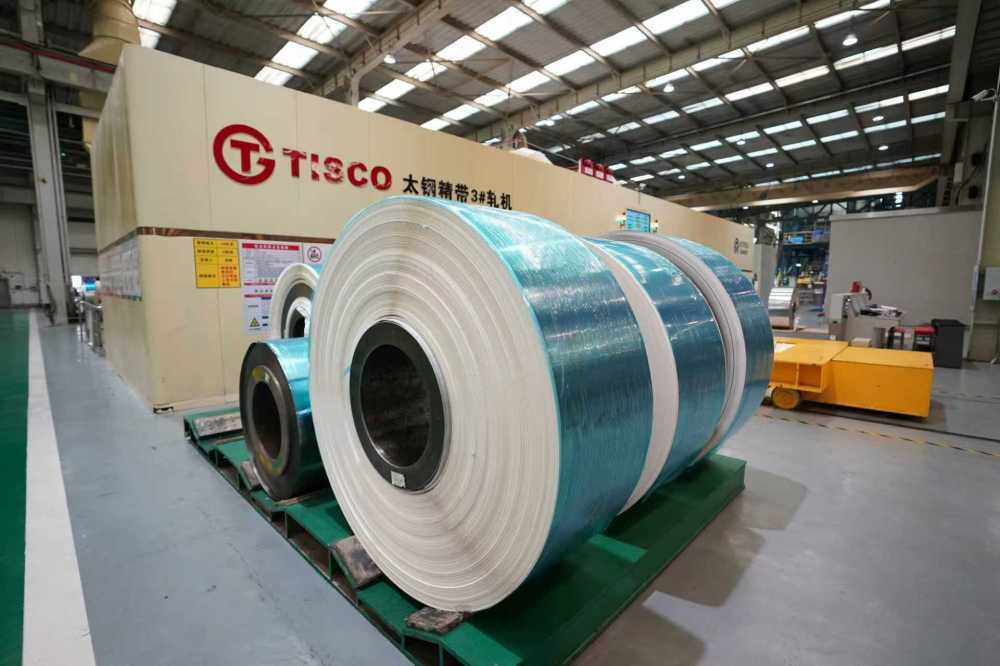 中国宝武山西太钢不锈钢精密带钢有限公司车间一角。新华社记者 詹彦 摄