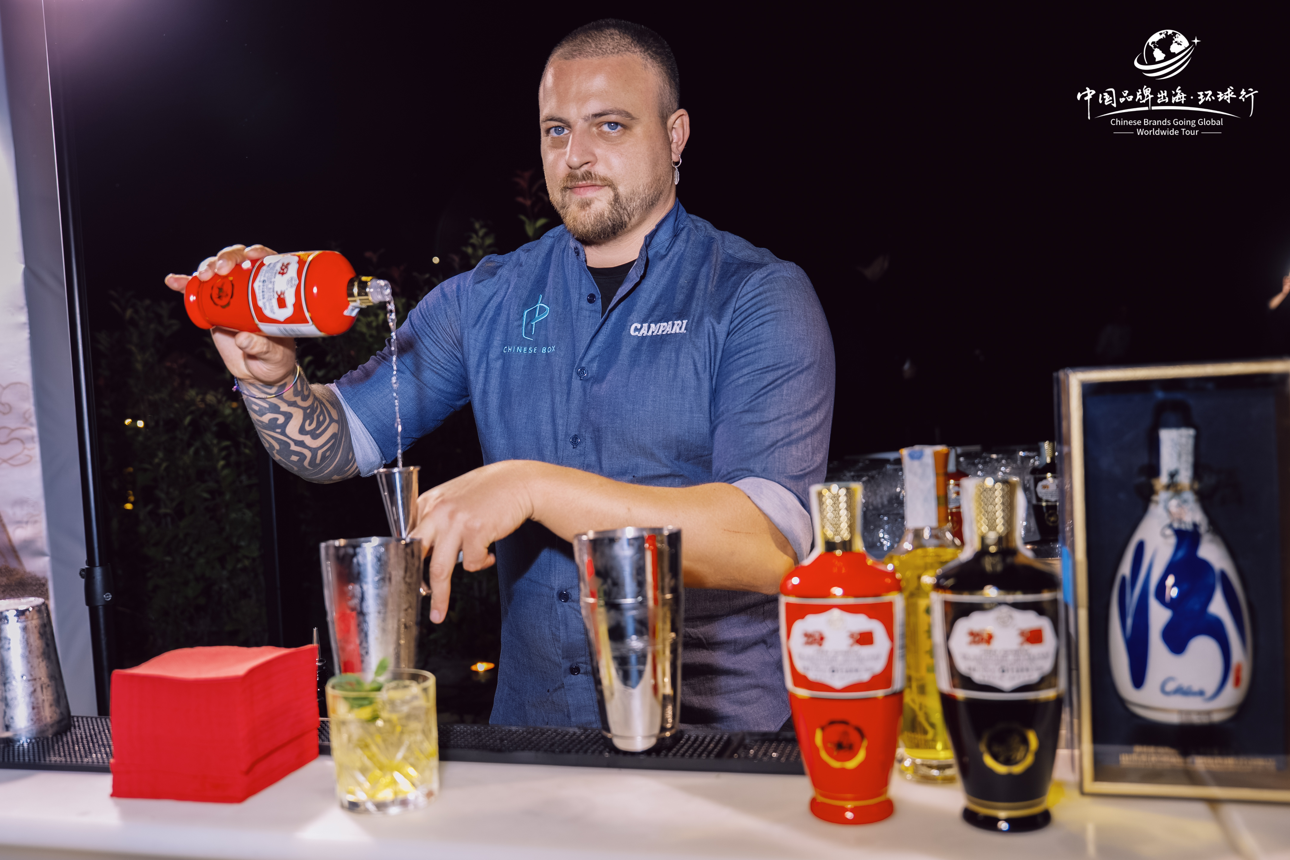 调酒师以汾酒为基酒调制创意鸡尾酒