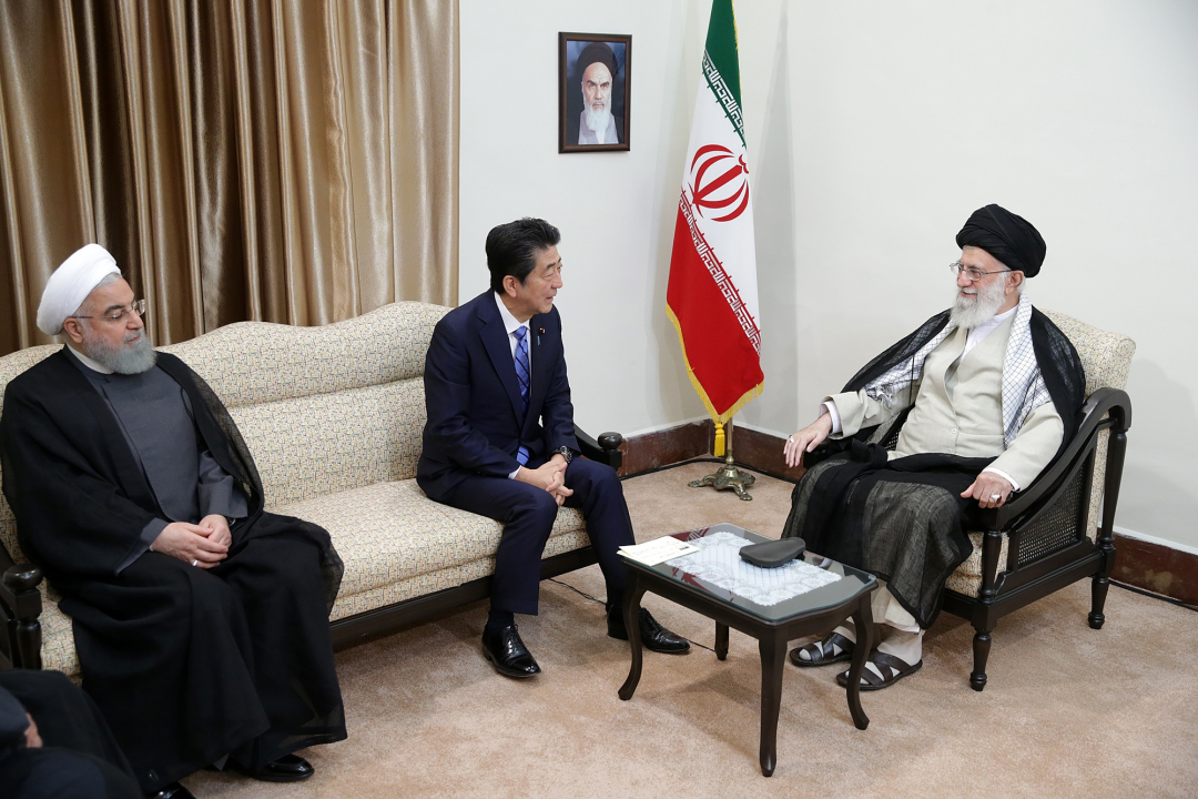 ◆2019年6月，时任日本首相安倍晋三访问伊朗，会见伊朗最高领袖哈梅内伊。（图源：日本首相官邸网站）
