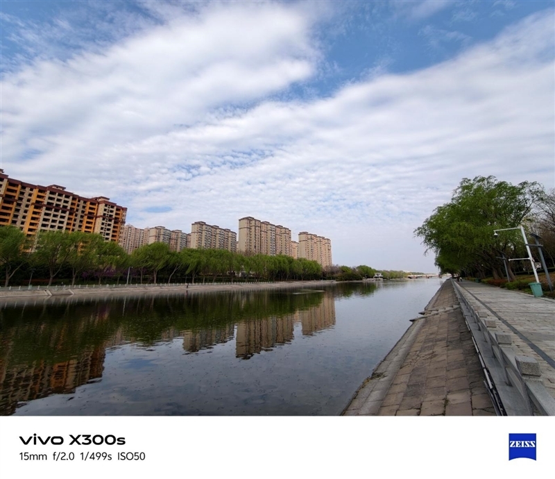 天玑9500搭配蔡司影像 vivo X300s手机全面评测:省心耐用的直屏主力机