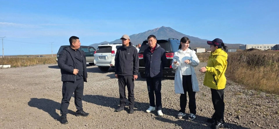 ▲黑龙江代表团参观伊图鲁普岛。(图源:萨哈林州政府)
