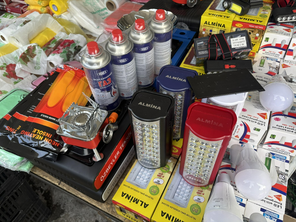 基辅一处市场上售卖的应急设备。(摄影:齐然)