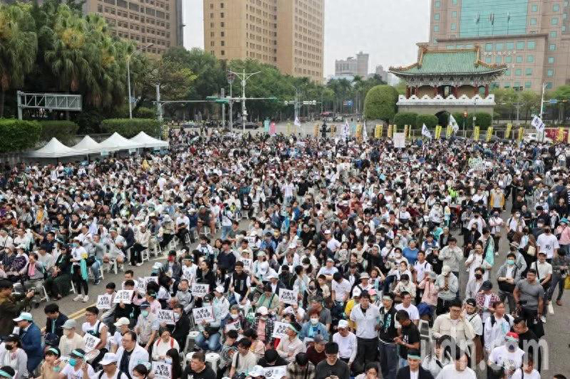 图注:超3万台湾群众现场力挺柯文哲。