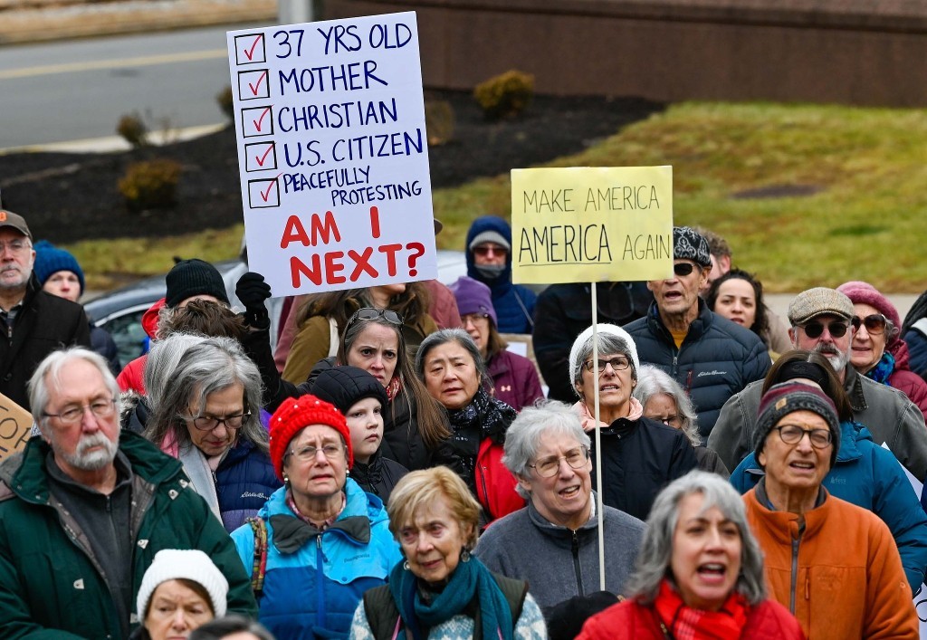 当地时间1月10日,美国米德尔敦,200多人参加抗议活动,要求为在明尼阿波利斯遇害的蕾妮·妮可·古德伸张正义,并要求康涅狄格州废除移民和海关执法局(ICE)。视觉中国 图
