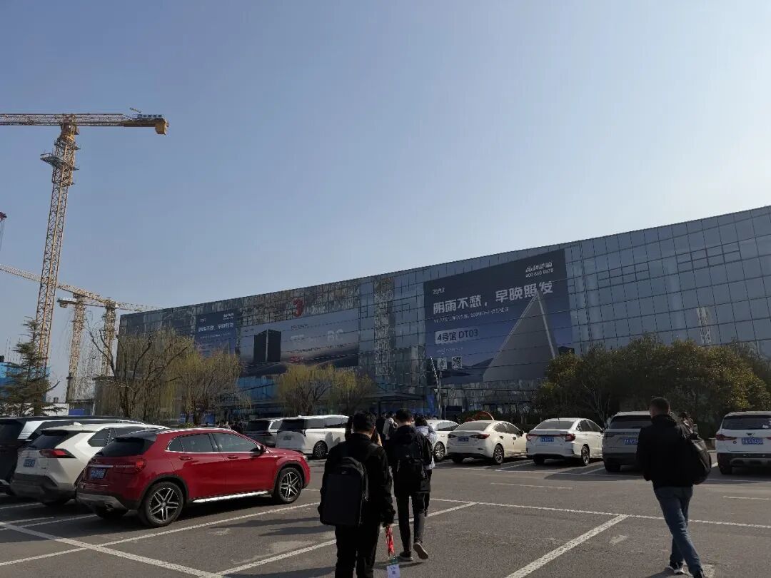 展会入口处 / 第一财经 陆如意 摄