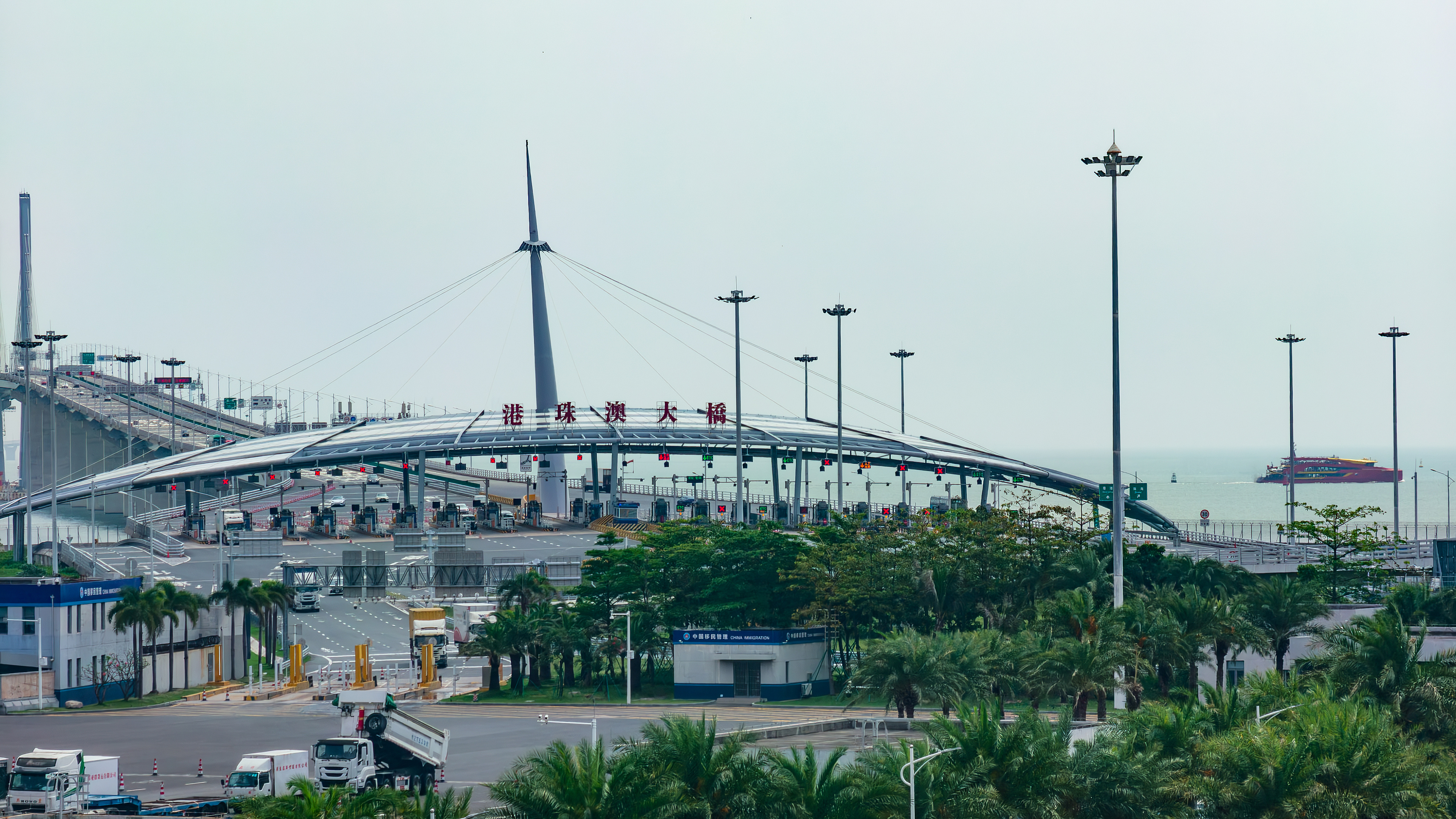2026年5月3日,五一假期,港珠澳大桥珠海公路口岸,密集车流在通关通道有序通行,现场一派繁忙景象。