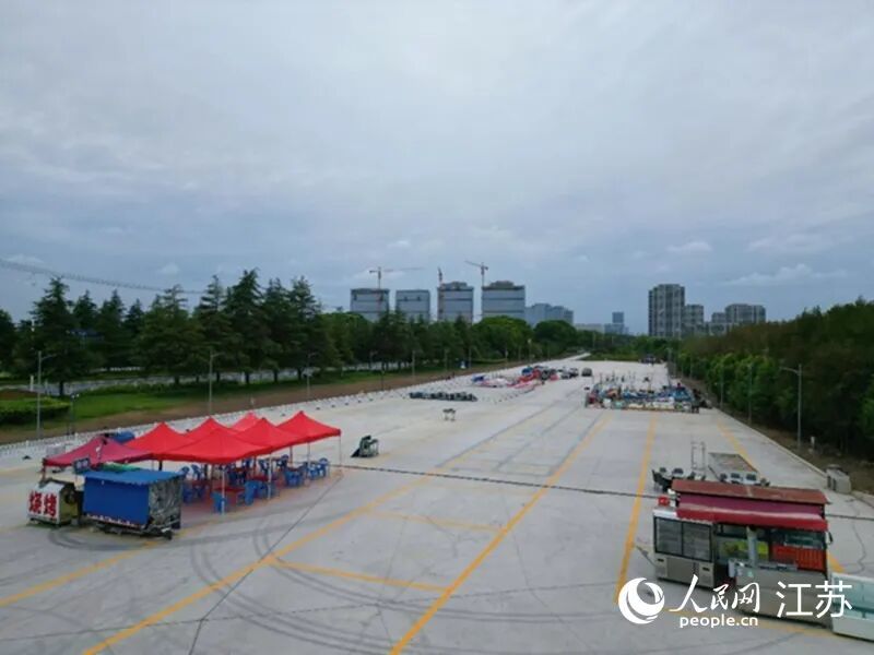 江安路道路旁增设便民疏导点。人民网记者王继亮摄