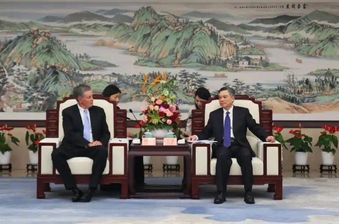 8月28日下午,浙江省省长刘捷在杭州会见了美国联邦参议员戴安斯一行。图片来源:浙江发布