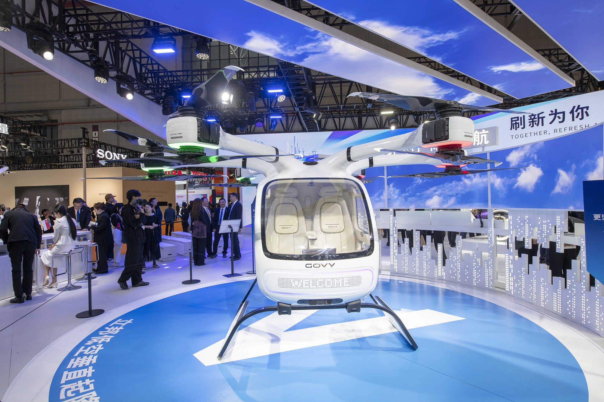2025年11月7日，第八届中国国际进口博览会技术装备展上，低空经济（直升机）展区