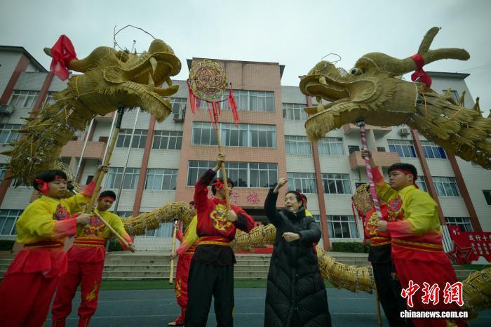 2026年春节假期期间，陈丽燕在沐川县中等职业学校带领团队练习舞龙。　中新社记者 刘忠俊 摄