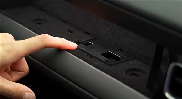 全新问界M6内饰解禁：整车10磁吸点位 副驾灵感橱窗创意太绝