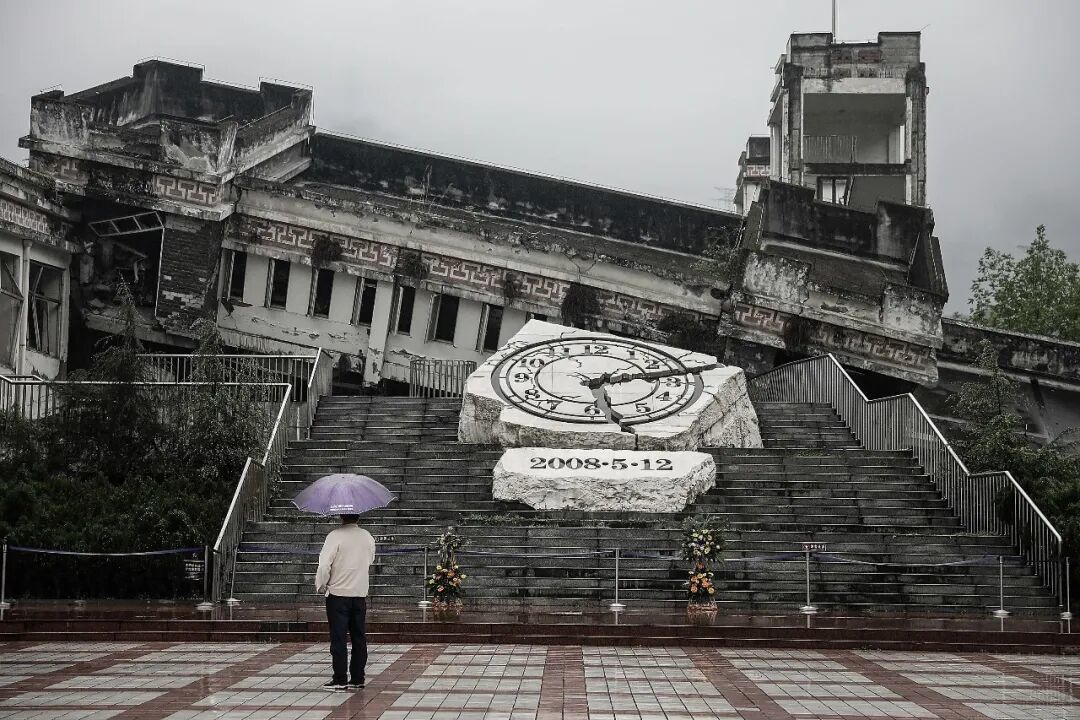 2018年3月30日，四川映秀，一名游客在漩口中学遗址前驻足。中国地震局曾称因汶川地震构造复杂，没能做出预报。