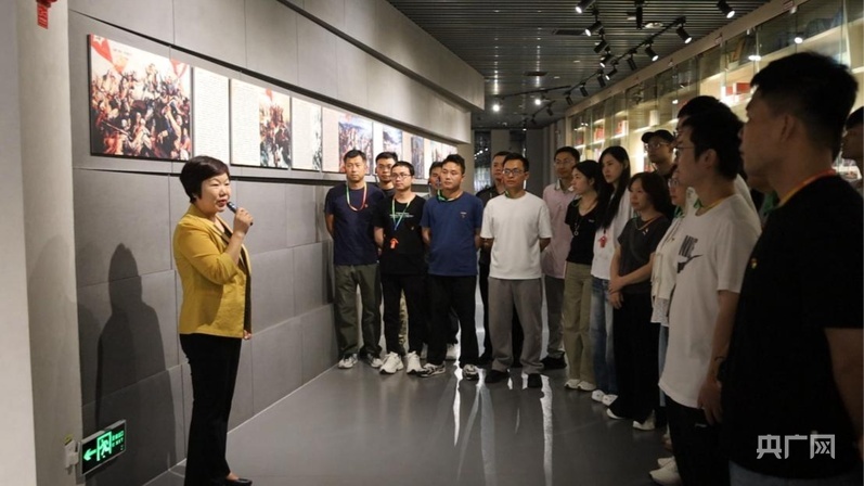 钟敏向游客讲述长征故事（央广网记者胡斐 摄）