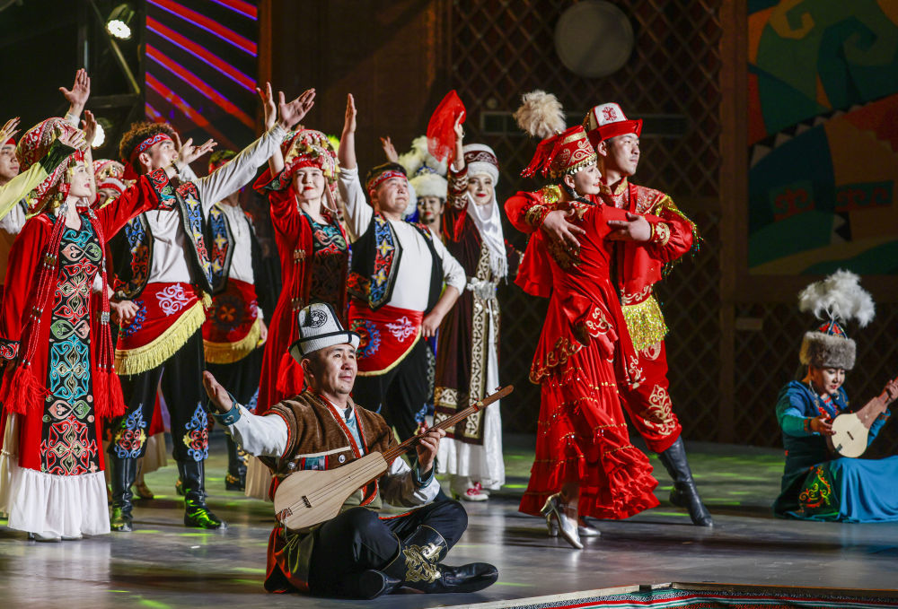 演员在位于新疆阿图什市的玛纳斯史诗大剧院内为游客演绎《玛纳斯》。新华社记者 王菲 摄