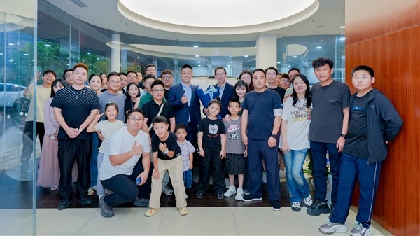 李斌亲自交车!财经作家吴晓波成为蔚来ES9车主