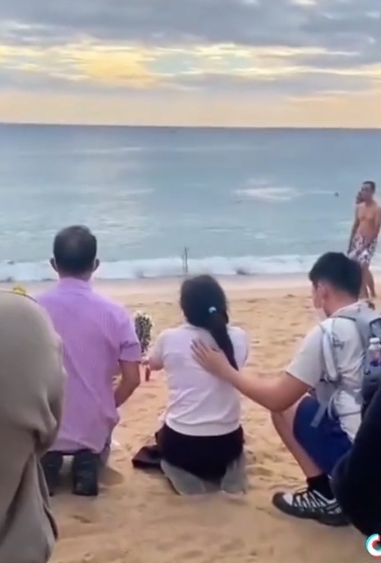 张浪父母在海边祈祷(视频截图)