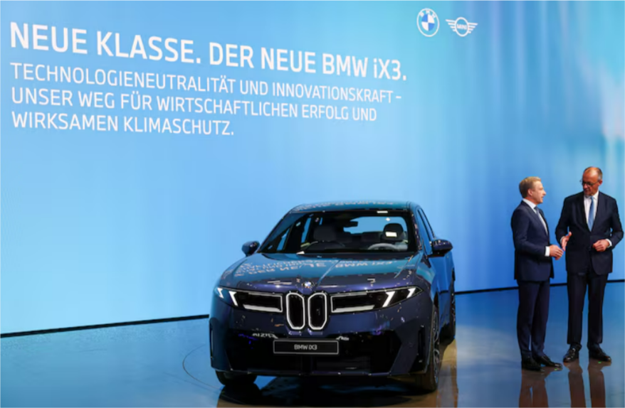 宝马集团首席执行官齐普塞在2025年慕尼黑车展上与德国总理默茨交谈 图源路透社