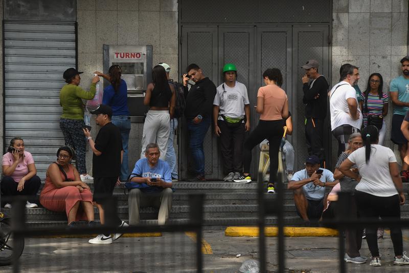 1月3日,在委内瑞拉首都加拉加斯,民众在一家药店前排队等候。