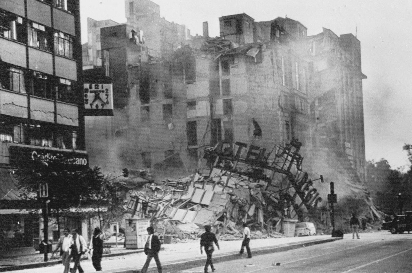 1985年9月19日，墨西哥发生强烈地震。图为地震后的墨西哥首都墨西哥城一角。新华社发