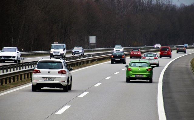 一对比，开SUV几年才明白，跑高速还是轿车舒服，真后悔没早知道-有驾