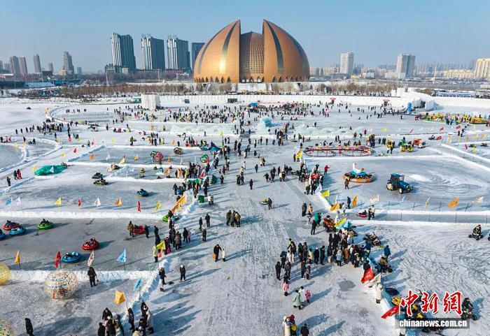 1月1日，市民和游客在新疆昌吉市“丝路冰城”冰雪大世界游玩。(无人机照片) 何龙 摄