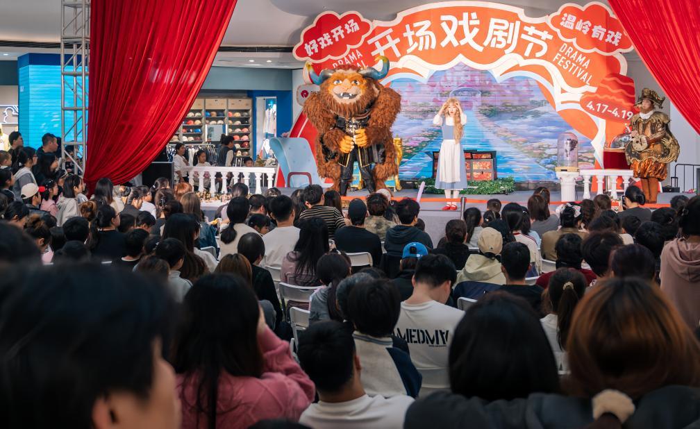温岭银泰百货举办戏剧节活动。（受访者供图）