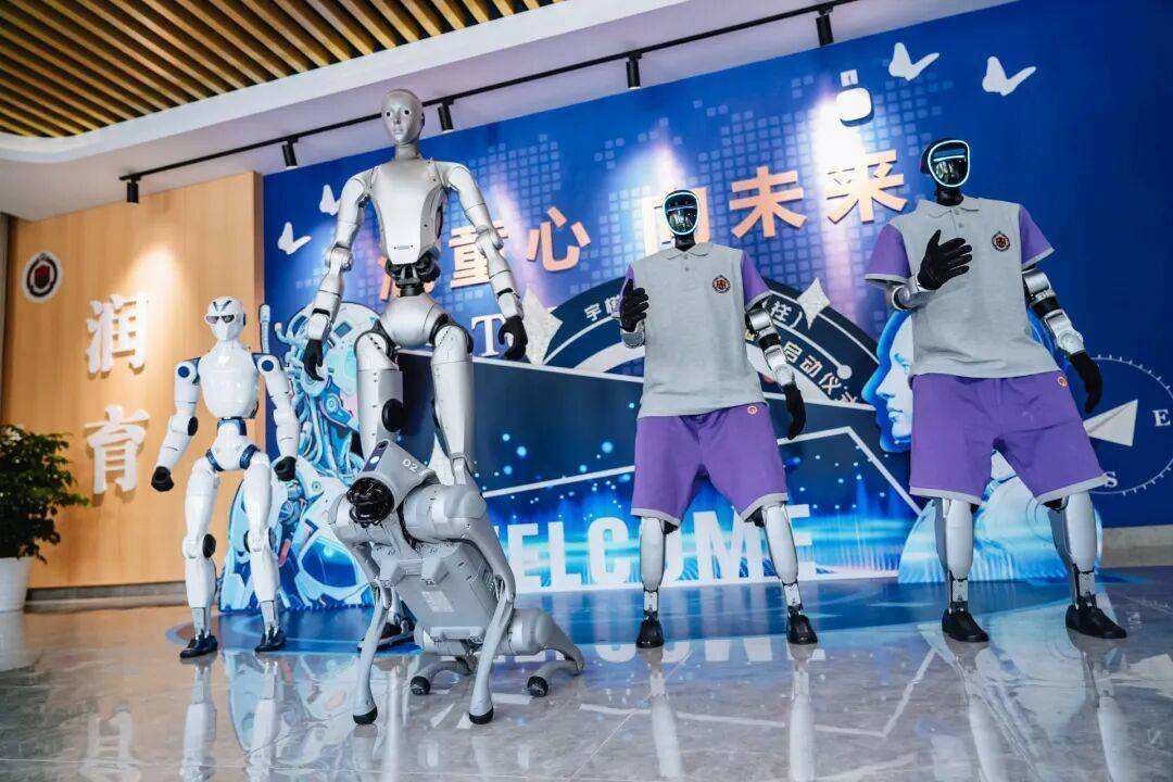 “成都造”机器人。图据“锦江发布”