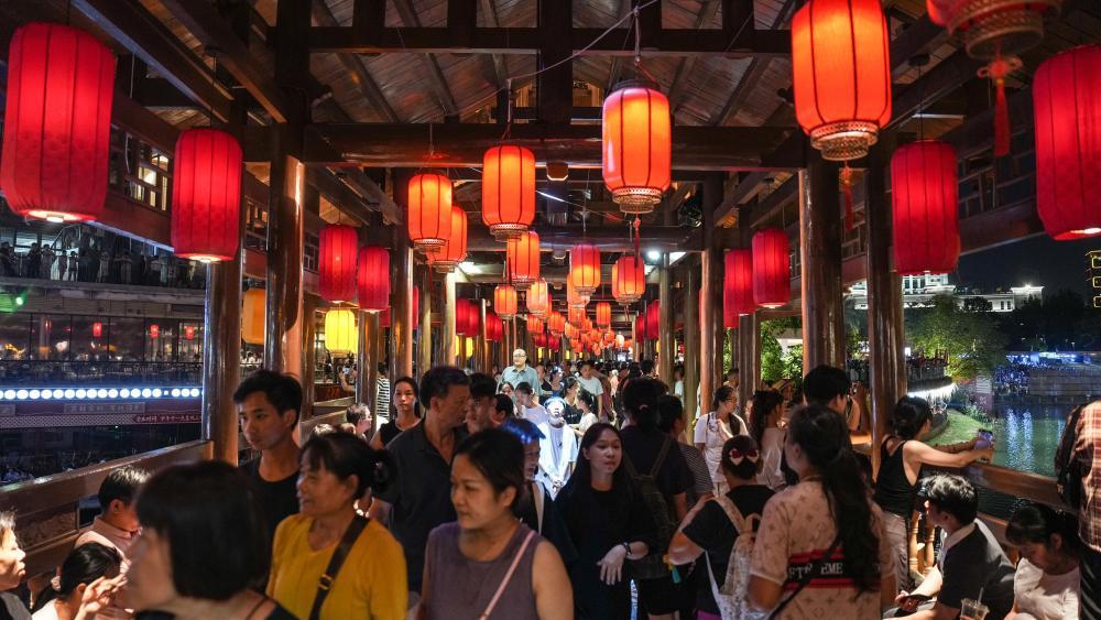 10月3日晚,市民和游客来到南宁民歌湖观赏花灯。 新华社记者 张爱林 摄