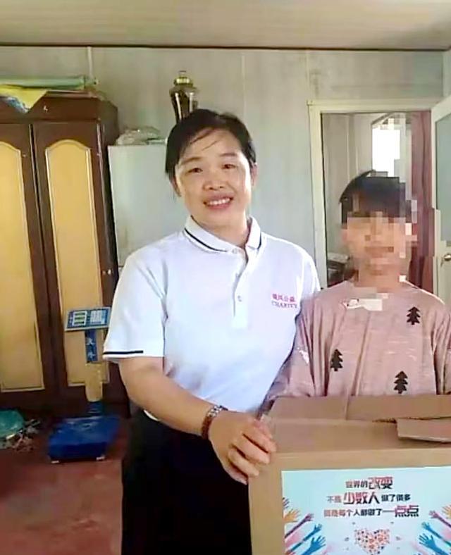 李秀英为困境家庭送上爱心物资