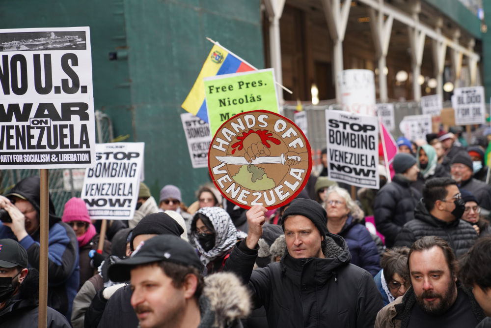 1月3日，在美国纽约，民众参加抗议集会。当日，近千名民众在美国纽约举行集会游行，抗议美国对委内瑞拉实施军事打击。新华社记者张凤国摄