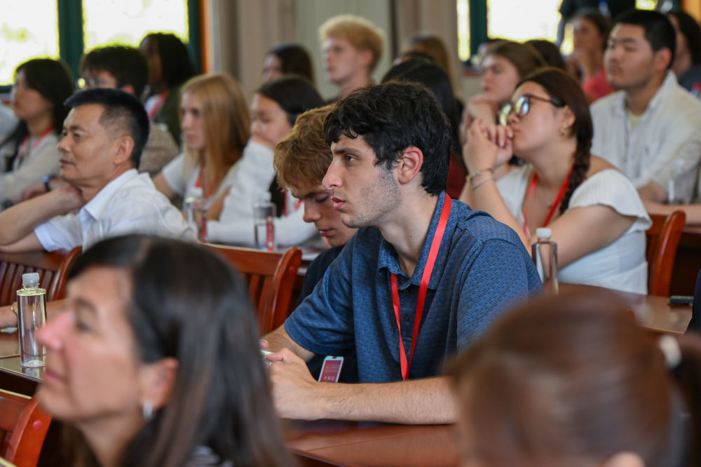 2025年7月28日，在湖北省黄冈市红安县，美国飞虎队夏令营代表团成员观看纪录片《飞虎情缘》。新华社记者 杜子璇 摄