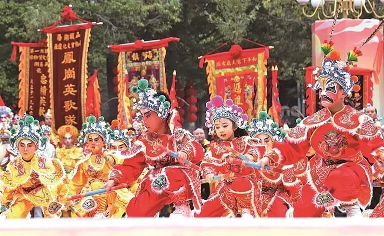 幼儿英歌队在广东汕头潮阳区英歌嘉年华活动中表演。新华社发