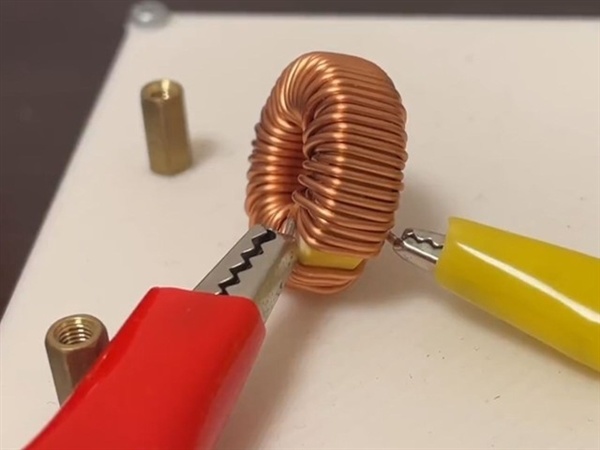 显卡啸叫变8-bit音乐!大学生用精密电路让电感唱歌