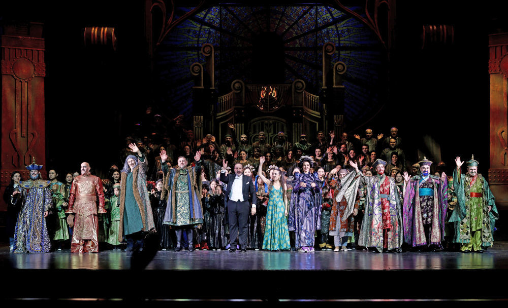 2026年1月10日，在重庆大剧院，歌剧《图兰朵》演出结束后，全体演职人员向观众致意。