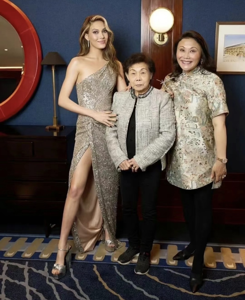 外婆冯国珍(中)也是谷爱凌成长过程中对她产生极大影响的人。然而在米兰冬奥会的全部征程结束后,谷爱凌才得知外婆在冬奥期间因病离世。