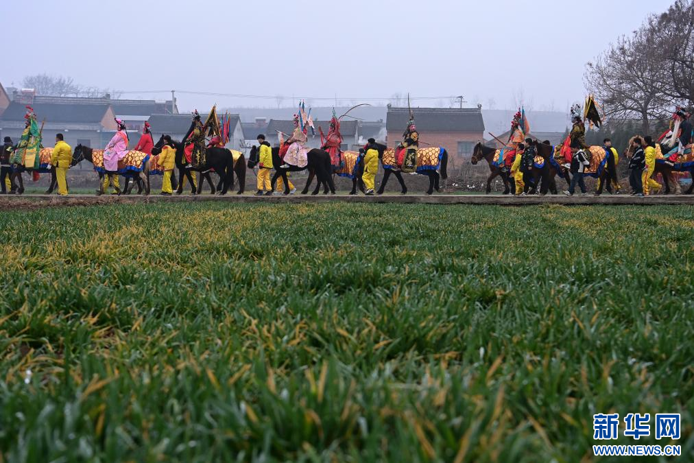 3月2日,陇县黄花峪村社火队在游演途中。新华社记者 邹竞一 摄