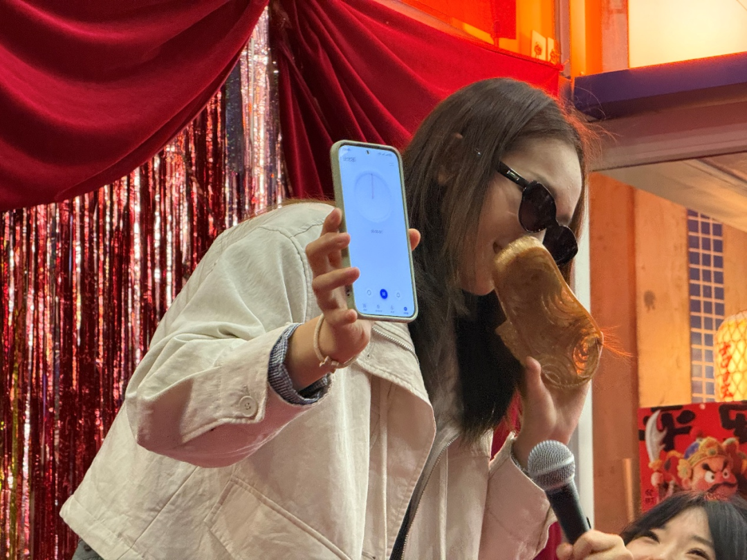 墨镜女孩成功挑战闻鞋30秒,获封“脚臭鞋香拖鞋王”。