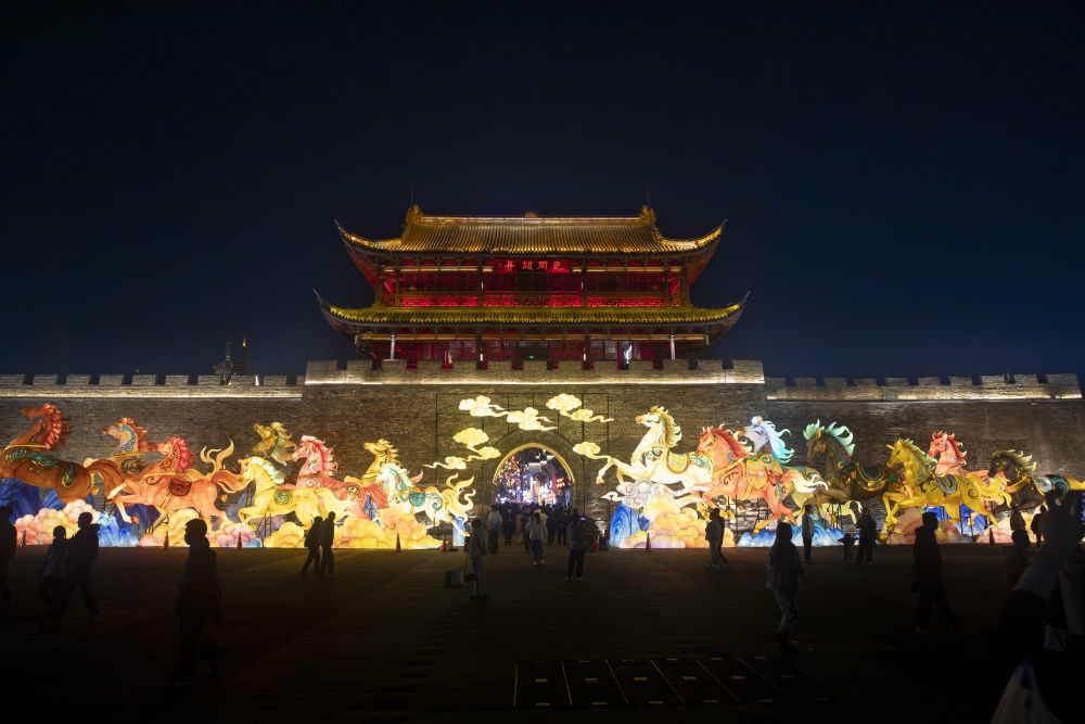 ↑ 2月14日，人们在浙江衢州古城文化旅游区水亭门历史文化街区赏灯游玩。新华社发（谢丹摄）