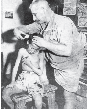 1942年,路易·艾黎与英国记者乔治·何克在陕西凤县双石铺创办了培黎工艺学校,1944年底学校迁往甘肃山丹县。路易·艾黎既是校长、老师,又像父亲那样关怀照顾学生的生活,每当新生入学,他总要亲自为他们理发、洗澡