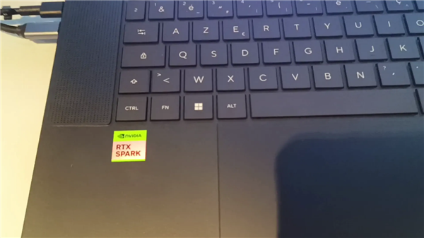 专卖店偷偷跑分！网友在店内实测RTX Spark笔记本：性能稍逊RTX 5060