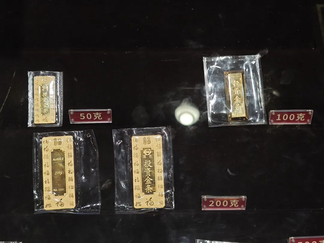 ▲菜百投资金条柜台一角。图源/《财经天下》