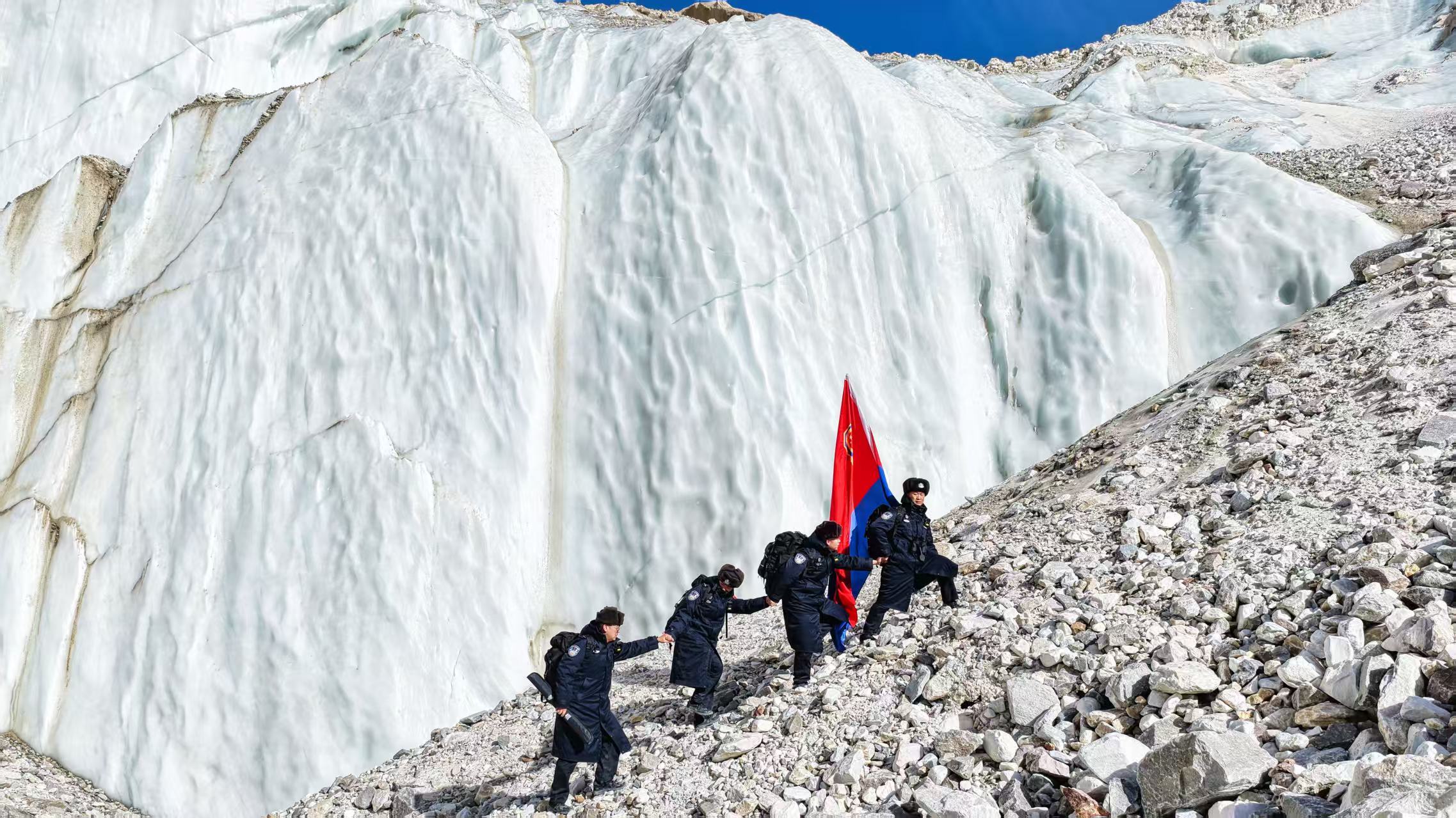 夏特古道边境警务站的民警们脚踏冰河巡逻。本报记者贺勇摄