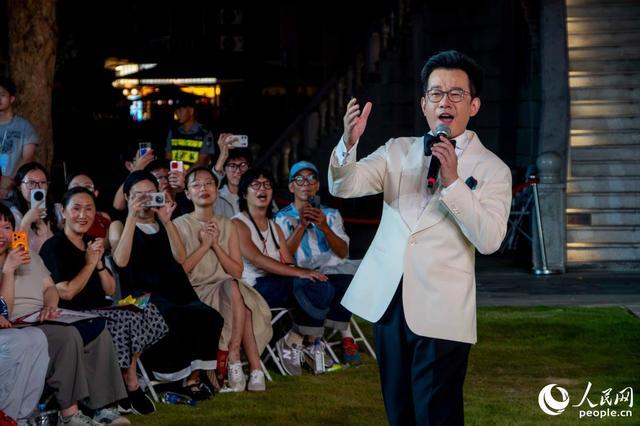 石倚洁演唱《女人善变》。人民网 林铭贤摄