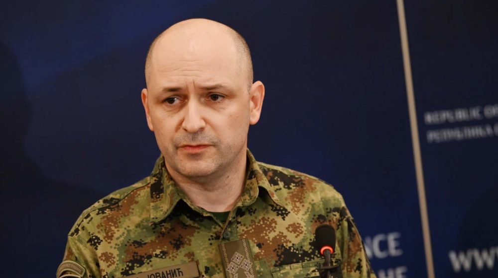 塞尔维亚军事安全局局长举行记者会