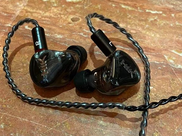 老古董翻红！有线耳机穿搭爆火：不用充电无需配对